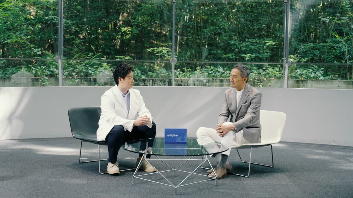 ラボで対談する渡辺謙さんと弊社CTO市川